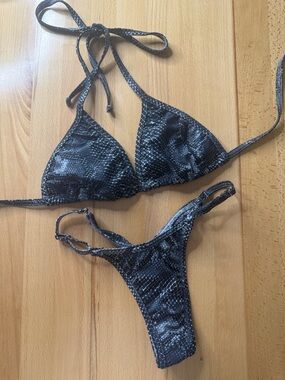 COMPETITION PREP POSING SUIT GREY SNAKE PRINT